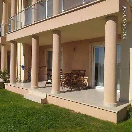 Апартаменты 1-bedroom W/ Studio Kitchen In 5* *