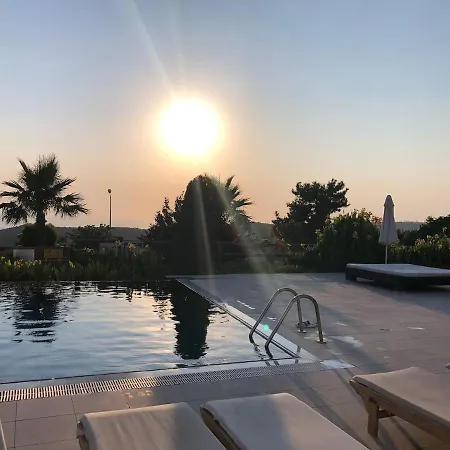 1-bedroom W/ Studio Kitchen In 5* Apartment *